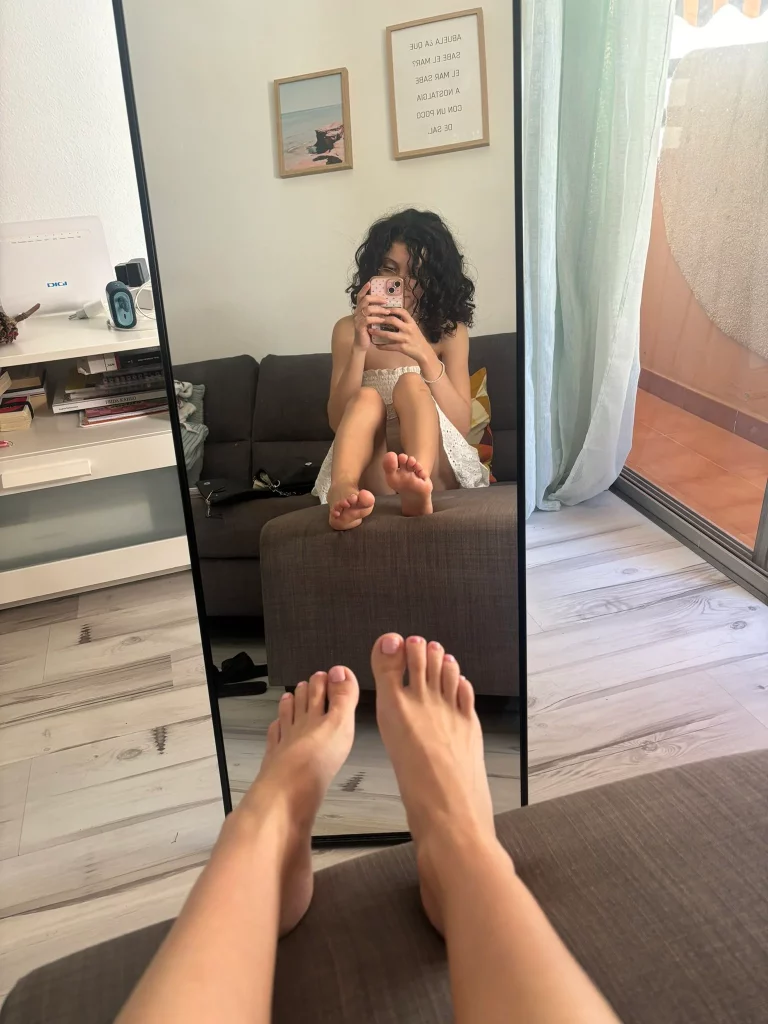 Claudia Surace @venere_battisti Foto di OnlyFans model che mostra i suoi piedi