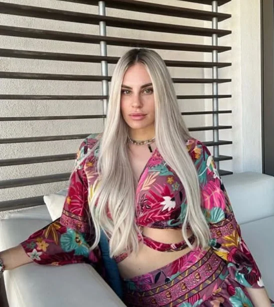 Francesca Brambilla @labrambillina onlyfans modella immagine che indossa abiti rossi