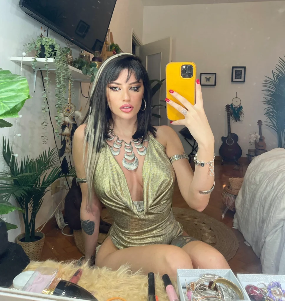 Merisiel Irum @m3risiel foto del modello OnlyFans che indossa un costume cosplay sexy