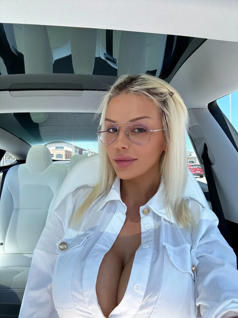 Diana Fetish @dianafetish foto del modello OnlyFans in auto indossando un top bianco che espone il suo décolleté