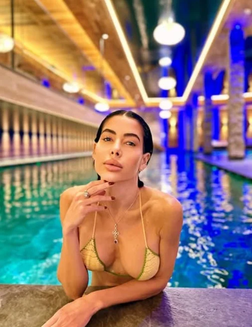 Virginia Olivero, modella OnlyFans, foto in piscina con bikini giallo mostrando il suo décolleté.
