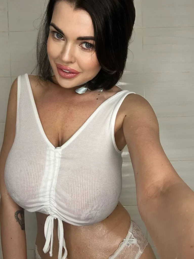 Sha Rizel @sha_rizel immagine di modello OnlyFans selfie che indossa un top bianco