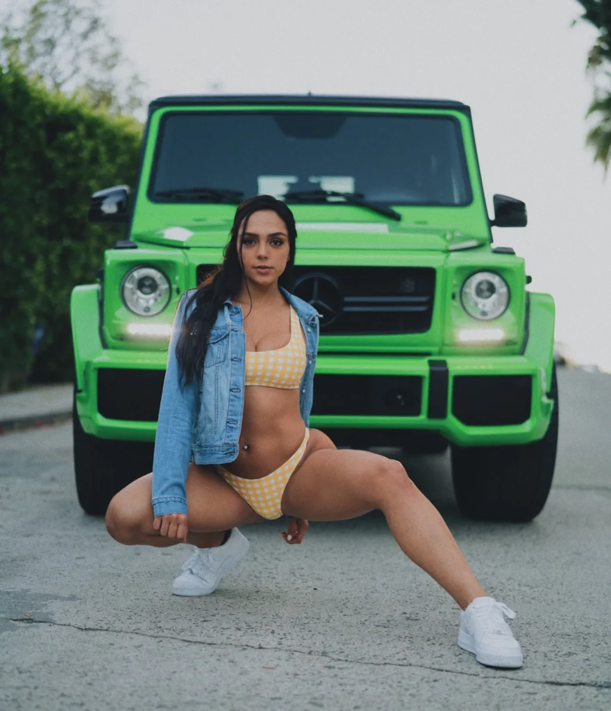 Rose Cecconi @rosannamariiee foto del modello OnlyFans che indossa biancheria intima gialla