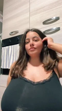 Soles Rodriguez @solesrodriguez foto che indossa un top nero