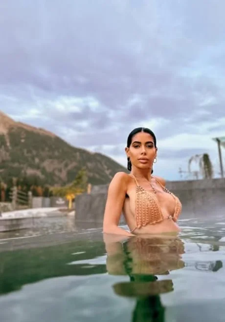 Virginia Olivero, modella OnlyFans, foto in piscina con bikini marrone esponendo le sue grandi e rotonde poitrine.