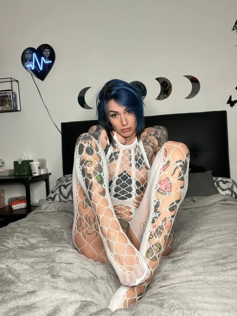 Marika Puffa @puffa foto del modello OnlyFans a letto con indosso lingerie sexy trasparente