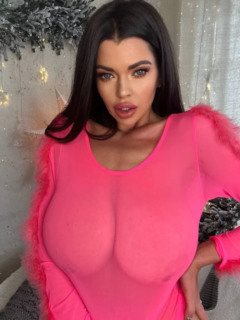 Sha Rizel @sha_rizel immagine di modello OnlyFans che indossa un vestito rosa trasparente esponendo le sue grandi tette
