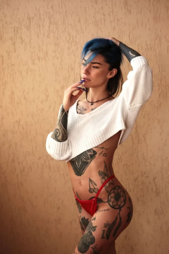 Marika Puffa @puffa foto del modello OnlyFans con indosso top bianco e perizoma rosso