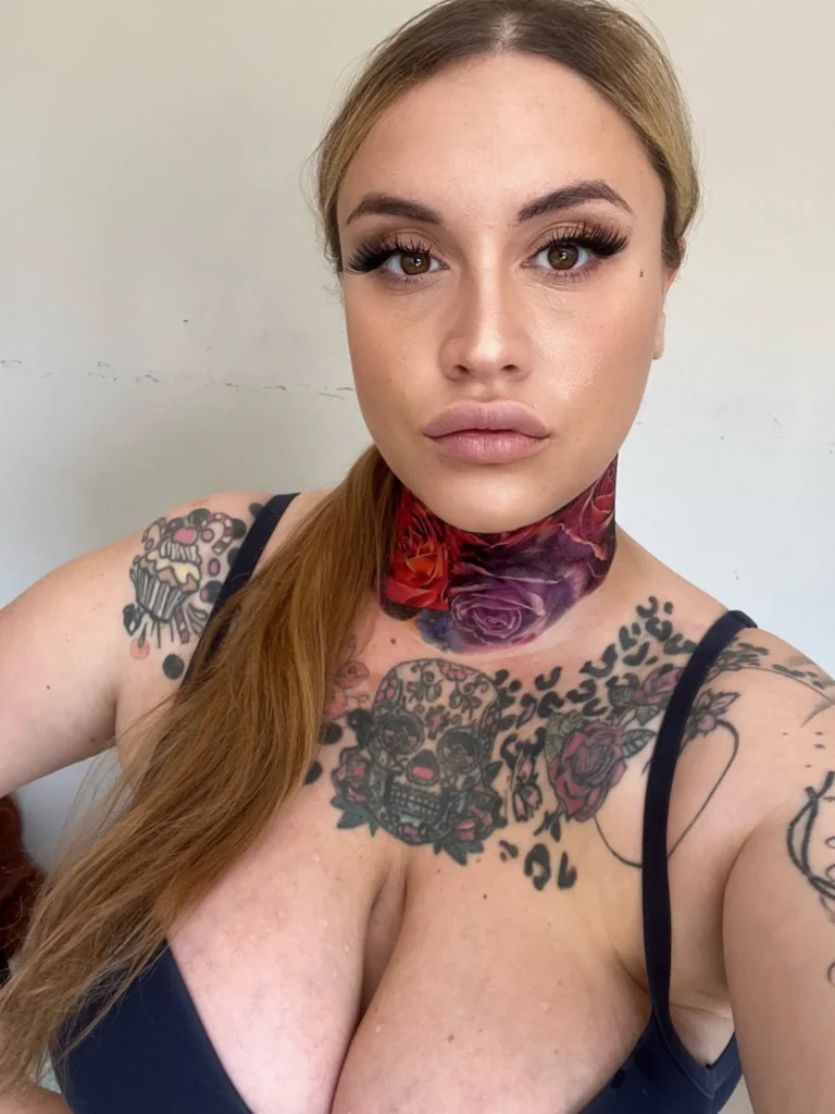 Alessandra Tondo @misstakeofficial foto del modello OnlyFans che indossa un top nero