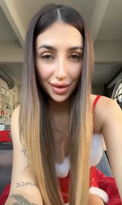 Michelle Comi, modella di OnlyFans, foto in un vestito rosso.