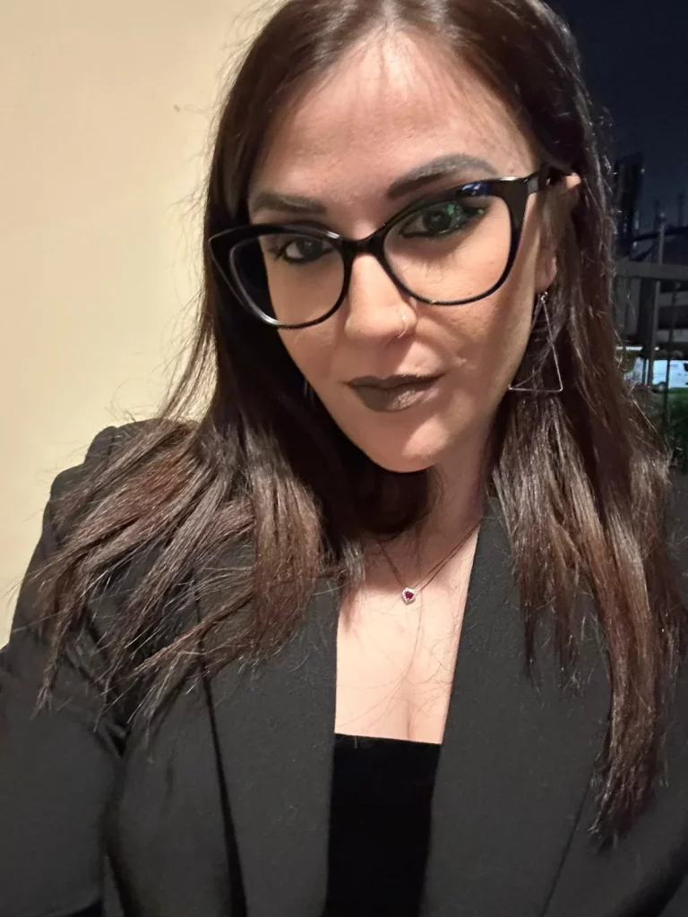 Ilaria Borgonovo @ilariaborgonovo foto del modello OnlyFans con occhiali e rossetto scuro