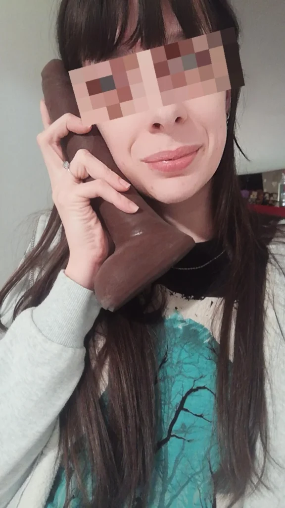 Mary Celeste @maryceleste foto del modello OnlyFans che tiene un dildo
