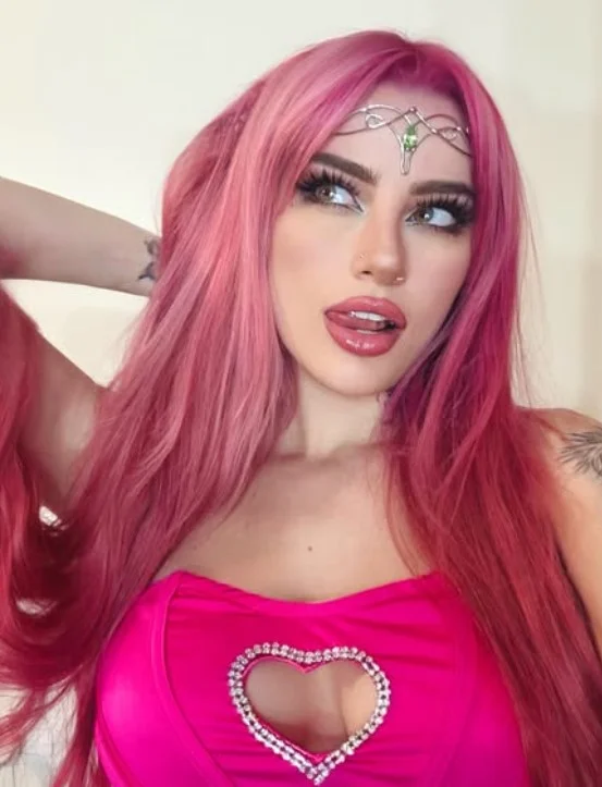 Merisiel Irum @m3risiel foto del modello OnlyFans che indossa un top rosa