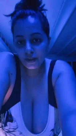 Soles Rodriguez @solesrodriguez foto che mostra il suo décolleté