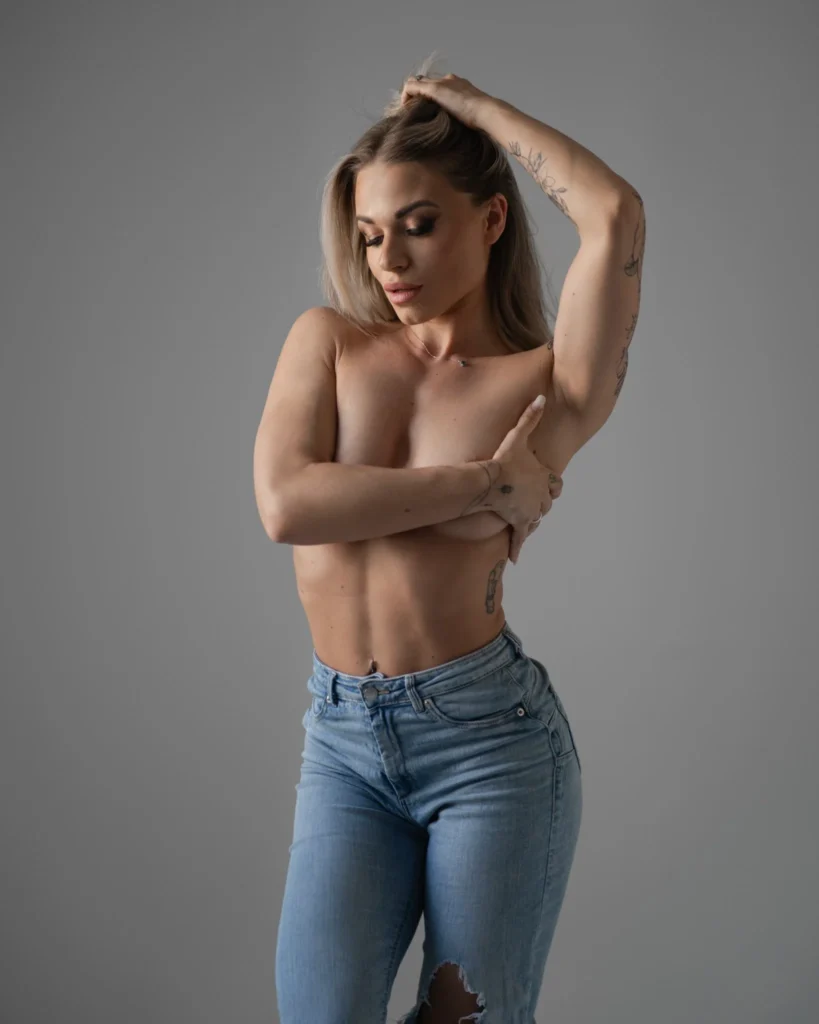 Annalisa Atomic Blonde @annalisa_atomicblonde foto del modello OnlyFans a seno nudo coprendo i suoi seni