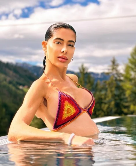 Virginia Olivero, modella OnlyFans, foto in piscina in bikini sexy