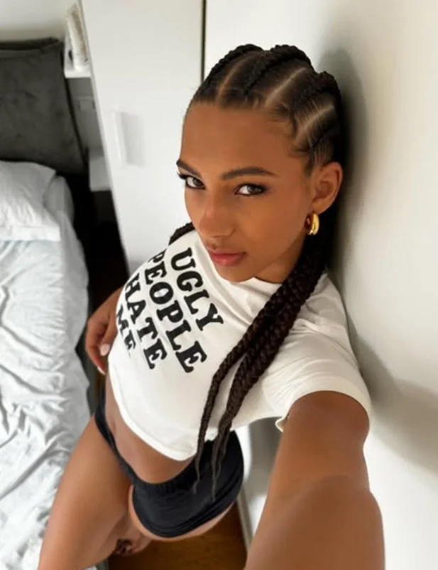Giulia Ottorini @giuliaottorini selfie di modello OnlyFans indossando una maglietta bianca
