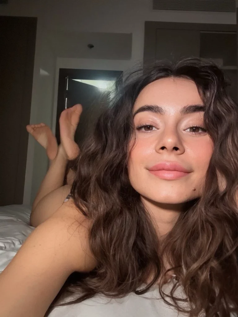 Eleonora Bertoli @elebertolifree Foto della modella di OnlyFans sdraiata a letto nuda