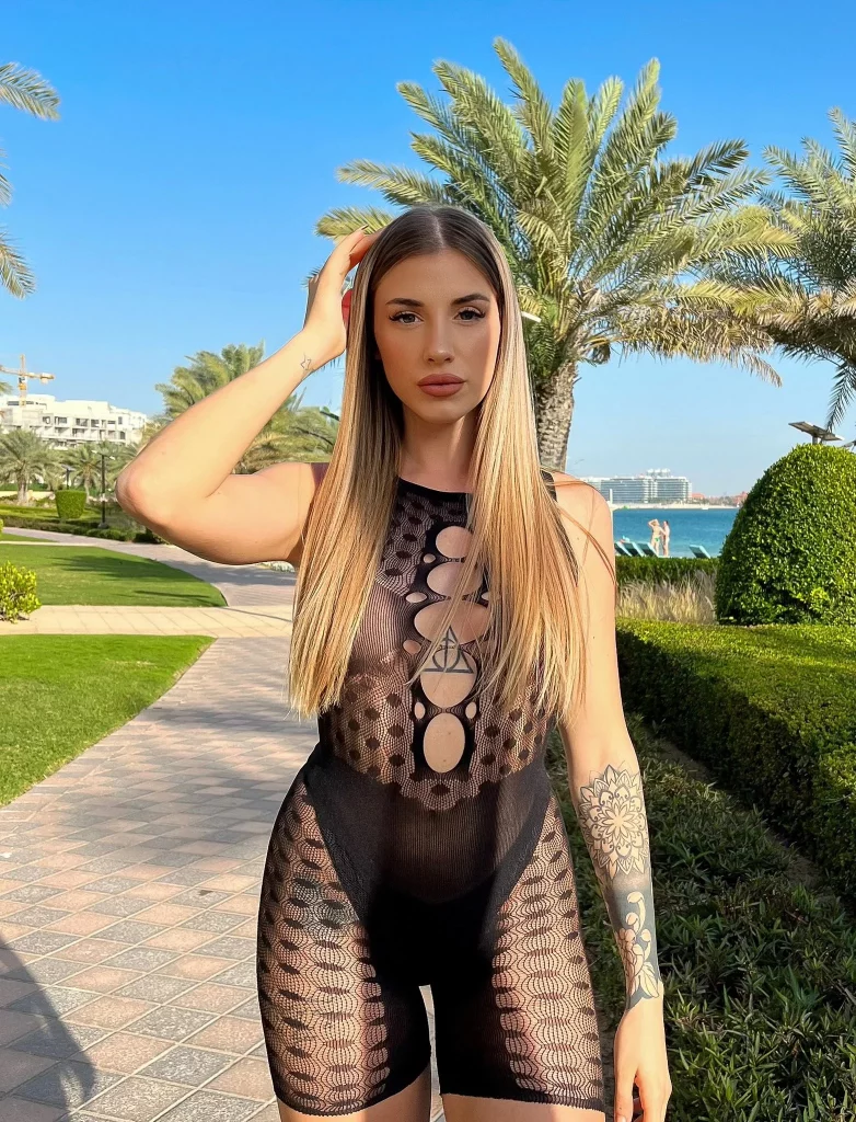 Camilla Stelluti @camillastelluti Modella OnlyFans in foto con un abito nero sexy trasparente