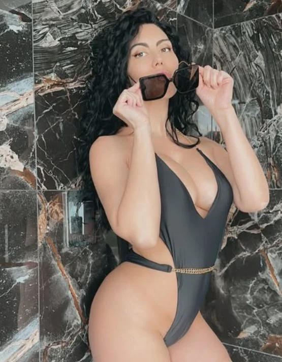 Sara Quattrociocche @saraquattrociocche modello OnlyFans foto con costume intero nero sexy