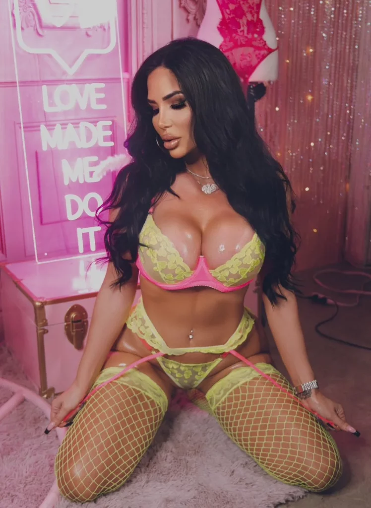Natalina Marie @italiastarr Immagine della modella di OnlyFans che indossa lingerie gialla sexy che espone il suo décolleté