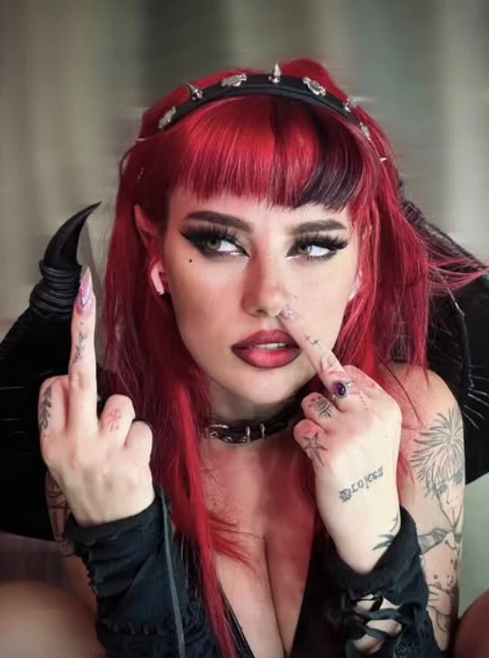 Merisiel Irum @m3risiel foto del modello OnlyFans che indossa un costume cosplay sexy