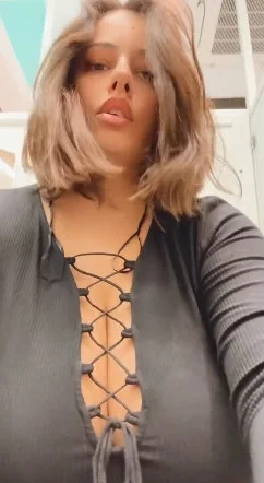 Soles Rodriguez @solesrodriguez foto che indossa un top nero