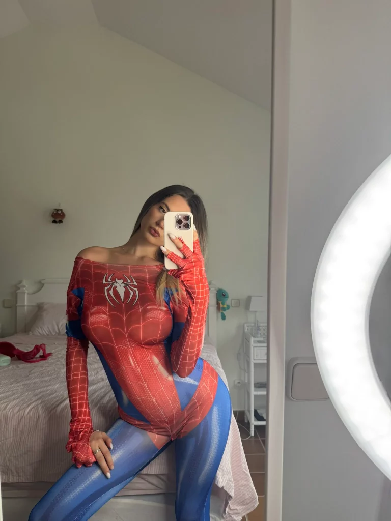 Laura Sommaruga @laurasommaruga Foto di modella OnlyFans con indosso un costume sexy di Spiderman