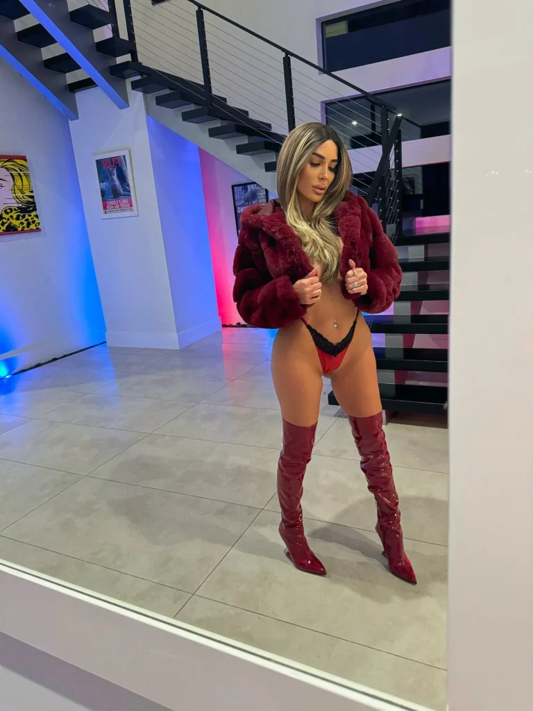 Natalina Marie @italiastarr Immagine della modella di OnlyFans in piedi con un cappotto rosso e mutandine