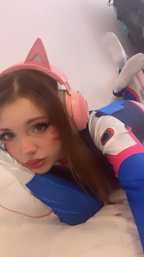 Valy Chan @valyof foto del modello OnlyFans sdraiata a letto con cuffie rosa
