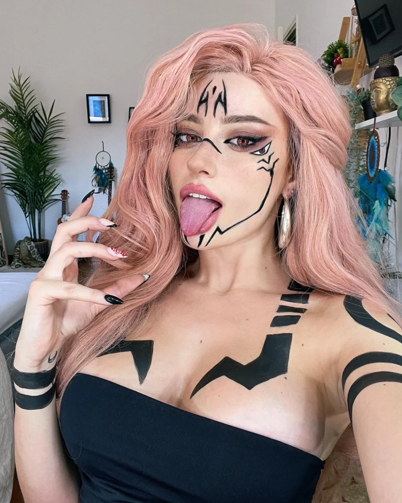 Merisiel Irum @m3risiel foto del modello OnlyFans che indossa la body paint e mostra il suo décolleté