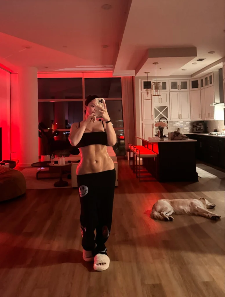 Rose Cecconi @rosannamariiee foto del modello OnlyFans che mostra i suoi addominali e il corpo in forma