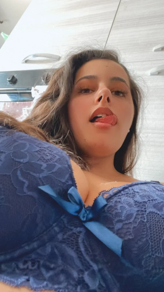 Soles Rodriguez @solesrodriguez foto che indossa un reggiseno blu