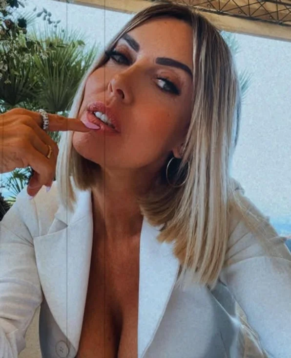 Emanuela Botto @emanuelabottoreal selfie del modello che mostra il suo décolleté