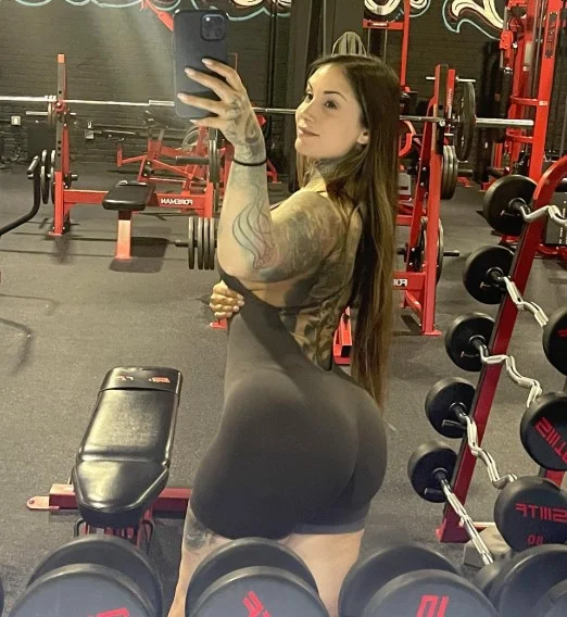 Giuliana Cabrazia @giulianacabrazia_ modella OnlyFans in palestra in una aderente tuta grigia