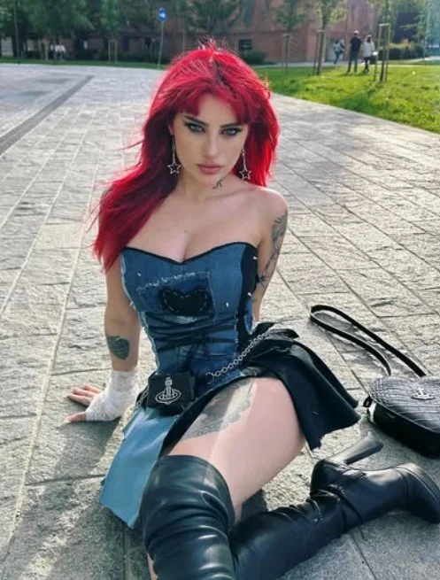 Merisiel Irum @m3risiel foto del modello OnlyFans che indossa un vestito sexy