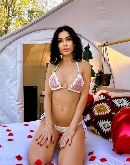 Virginia Olivero, modella OnlyFans, foto sul letto in bikini sexy.