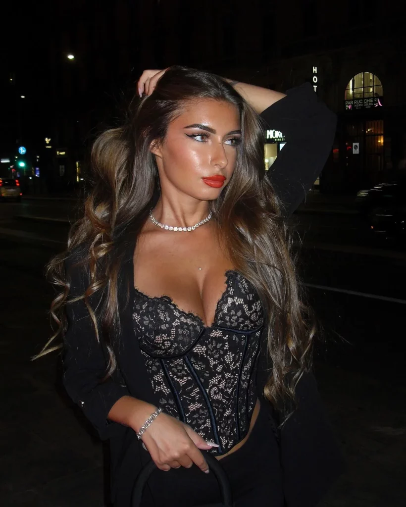 Elisa Esposito @eli.esposito Modella di OnlyFans in piedi con un sexy top nero