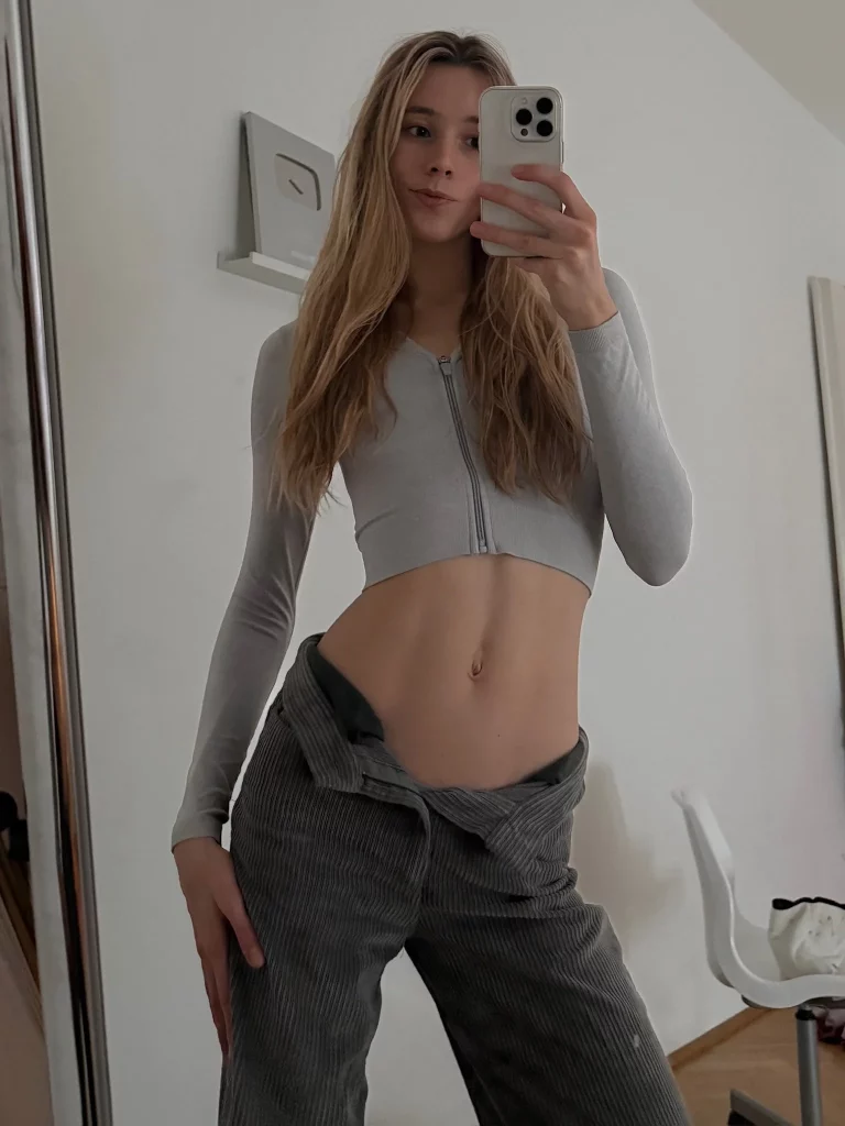 Avva Ballerina @avvaballerina Foto di OnlyFans model indossando un top grigio