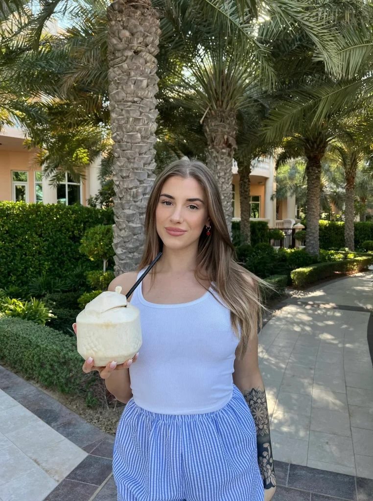 Camilla Stelluti @camillastelluti Modella OnlyFans in foto in piedi con un top bianco