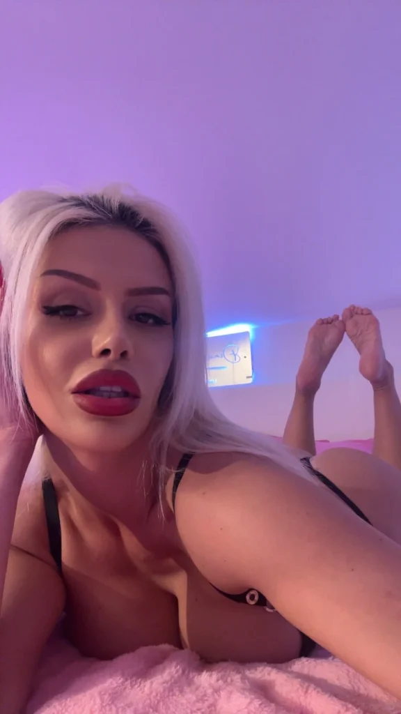 Diana Fetish @dianafetish foto del modello OnlyFans a letto che indossa un bikini sexy nero