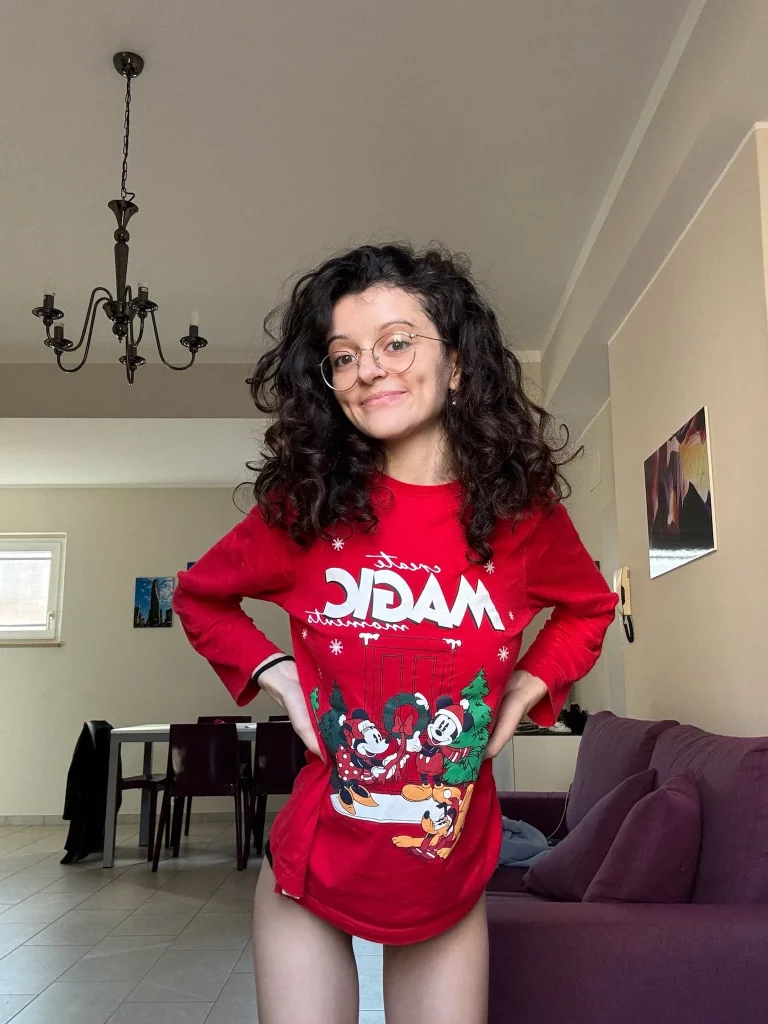 Claudia Surace @venere_battisti Foto di OnlyFans model indossando un maglione rosso