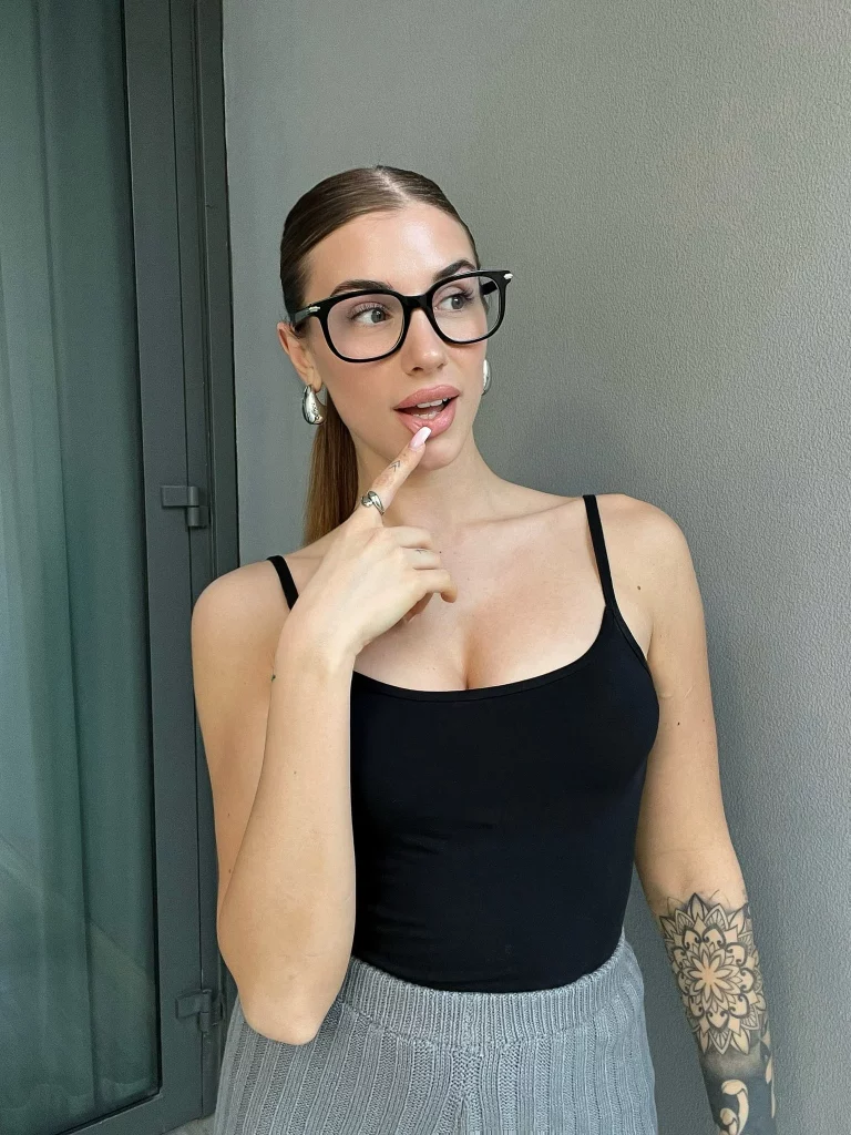 Camilla Stelluti @camillastelluti Modella OnlyFans in foto con gli occhiali e un top nero