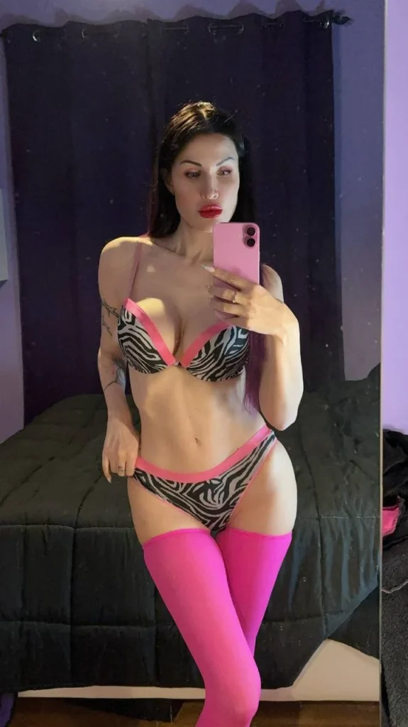 Alisha Griffanti @ladivadeltubo Modella OnlyFans in piedi con bikini sexy