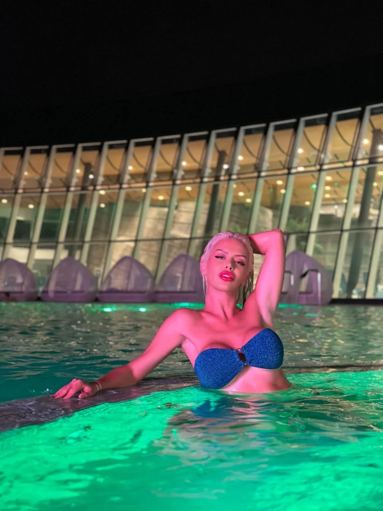 Diana Fetish @dianafetish foto del modello OnlyFans in piscina che indossa un bikini blu