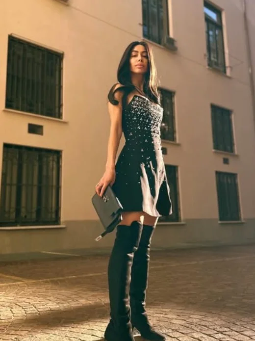 Virginia Olivero, modella OnlyFans, foto in piedi con un vestito nero