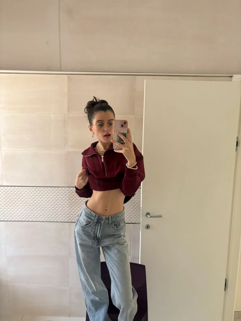 Claudia Surace @venere_battisti Foto di OnlyFans model indossando un top bordeaux