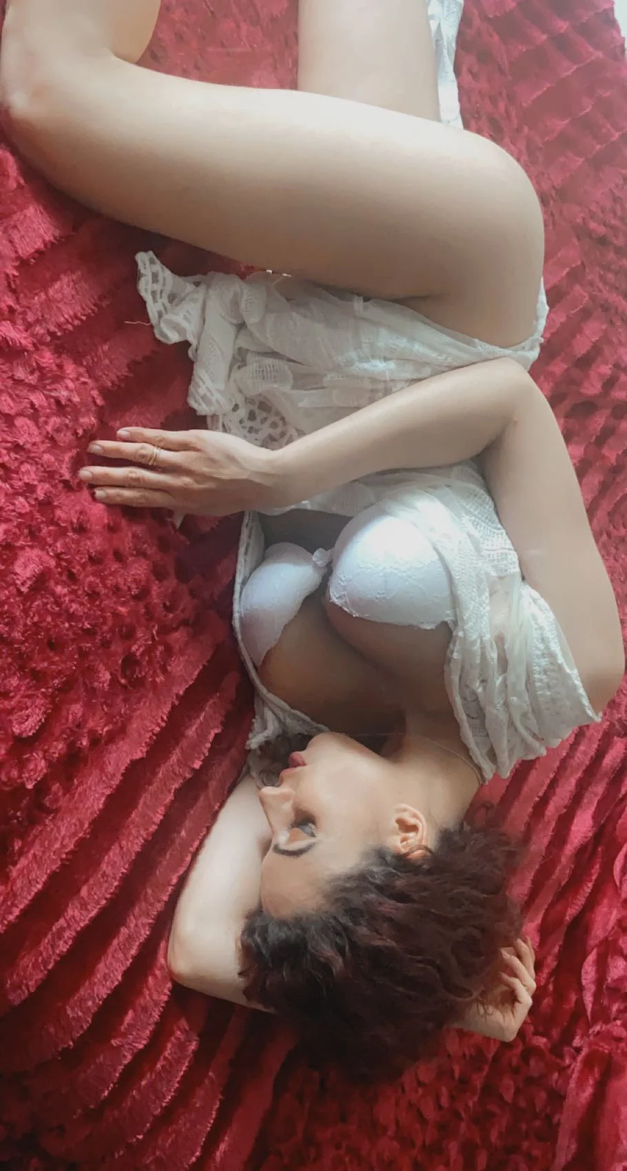 Sara Quattrociocche @saraquattrociocche modello OnlyFans foto sdraiata a letto con reggiseno bianco