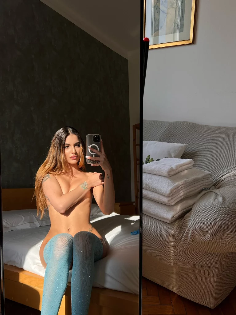 Noemy Furcillo @noemyfurcillo OnlyFans modella immagine nuda e lei copre le sue tette