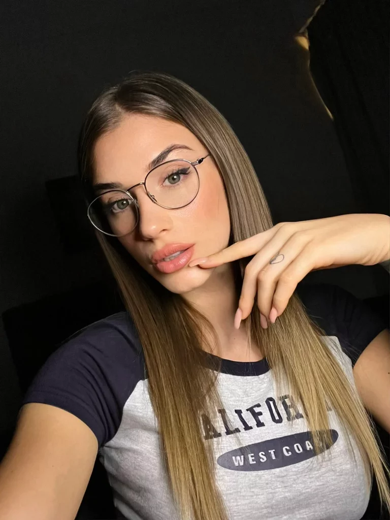 Camilla Stelluti @camillastelluti Modella OnlyFans in foto con gli occhiali